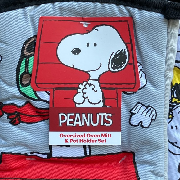 Peanuts Snoopy Oversized Oven Mitt & Pot Holder Set - Picture 2 of 6
